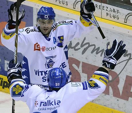 Liberec - Vítkovice, Jií Burger a Roman imíek (zády) se radují z prvního gólu Vítkovic.