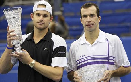 tpánkovu vítznou ru po amerických turnajích ukonil ve finále v Memphisu a Andy Roddick (vlevo)