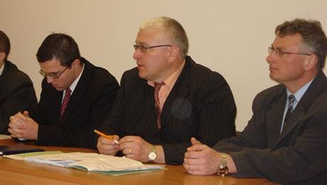 Bývalý policista Václav Zeman (vlevo) a druhý souzený Lubo Rýdl (vpravo) u plzeského soudu (23.2.2009)
