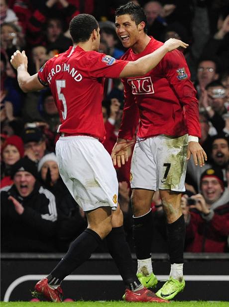 Manchester United: Ferdinand (vlevo) a Ronaldo se radují z gólu