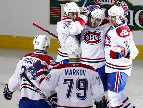 Hokejisté Montrealu Canadiens se radují z branky Tomáe Plekance (uprosted)