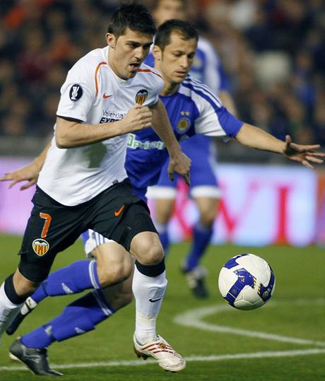 Valencie - Dynamo Kyjev: David Villa (vlevo) a Carlos Correa