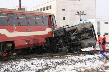 Srka autobusu s vlakem na stednm Slovensku. (21. nora 2009)