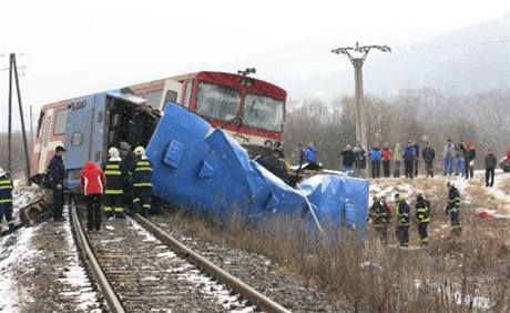 Srka autobusu s vlakem na stednm Slovensku. (21. nora 2009)