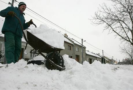 Obyvatel Lhoty pod Kosíem vyváí sníh ze dvora svého domu