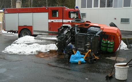 Vysokozdvin vozk, kter spadl na mue v obci Dubno na Pbramsku