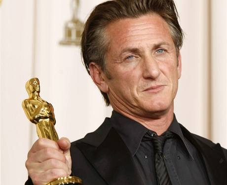 Oscar 2008 - Sean Penn se zlatou sokou za herecký výkon ve filmu Milk