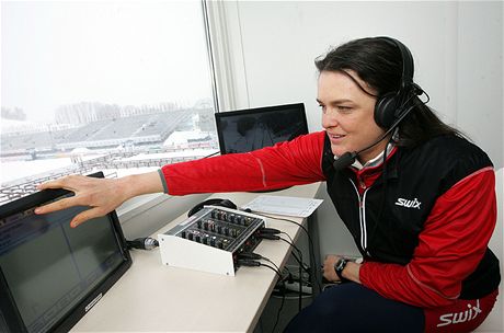 Zuzana Kocumová v komentátorské kabině na lyžařském šampionátu v Liberci