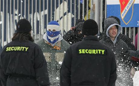 Fanouky Baníku ochranka na stadionu pi únorovém utkání v Brn neuhlídala, policie stejn musela zasahovat.