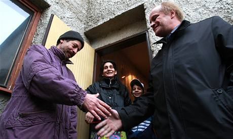 Ministr Kocáb na návtv ubytovny UNO pro nepizpsobivé obany z Litvínova (24. února 2009)