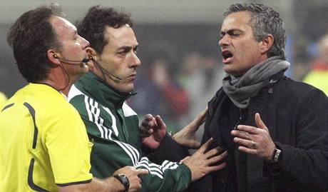 José Mourinho, trenér Interu Milán, se hádá s rozhodím Cantalejem