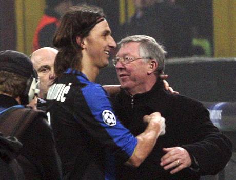 Alex Ferguson, trenr Manchesteru, se zdrav s tonkem Ibrahimovicem z Niteru Miln