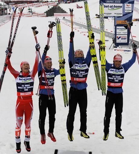 Vítzní japontí reprezentanti Norihito Kobajai, Akito Watabe, Taihei Kato a Jasuke Minato oslavují zlatou medaili.