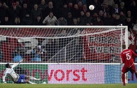 Zoufalý Slobodan Rajkovic z Twente sleduje, jak mí pi penalt letí mimo.