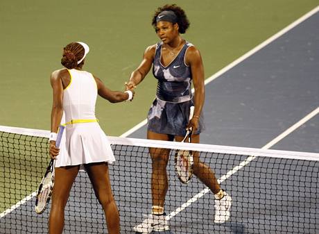 Sestry Serena a Venus Williamsovy si podávají ruku po vzájemném souboji.
