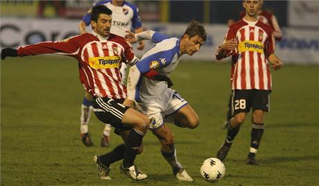 Ostrava - ikov: domácí Stíhavka (v bílém) bojuje s obráncem Gabrielem