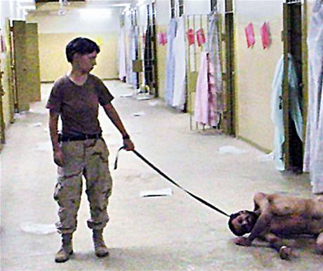 Mučení ve věznice Abú Ghrajb