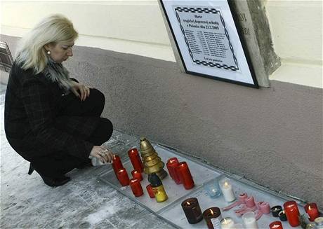 Lidé z Bánovc, odkud pocházela vtina obtí tragické nehody, chodí zapalovat svíky k mstskému úadu.