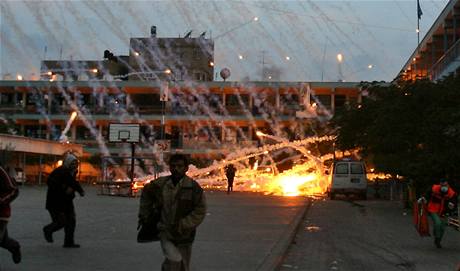 Organizace na ochranu lidských práv obviují Izrael, e v oblastech obývaných civilisty pouíval zbran se zakázaným bílým fosforem.
