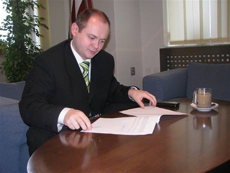 Hejtman Michal Haek podepisuje dokument, ve kterém se vzdává svého poslaneckého mandátu