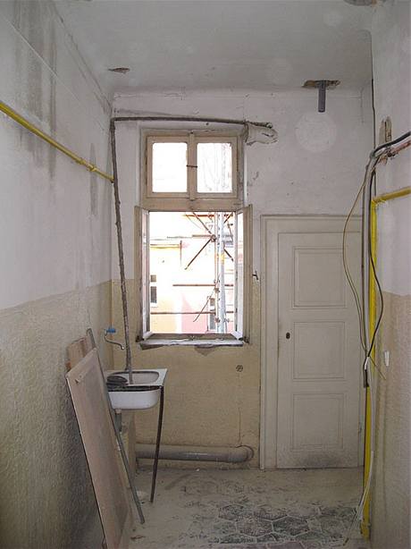 Starý inovní byt 2+1 vyaduje kompletní rekonstrukci.