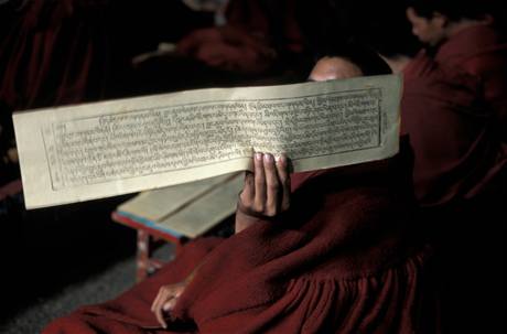 Téměř každý aspekt života v tibetských klášterech je pod drobnohledem úřadů.
