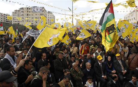 V Nábulusu na Západním behu Jordánu se na podporu delegace Fatahu v káhirských jednáních sely tisíce lidí.