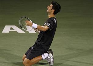 Novak Djokovi se raduje z triumfu na turnaji v Dubaji.