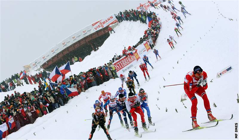 Petter Northug se raduje ze zlaté medaile, za ním finiují Södergren a Di Centa