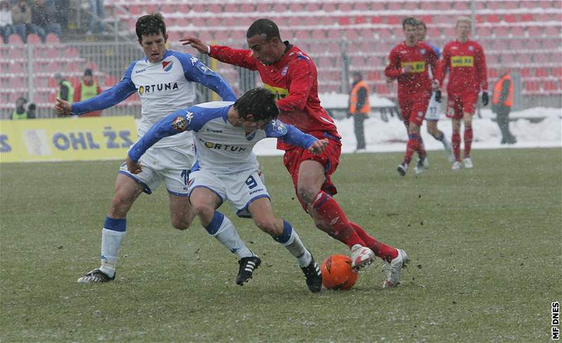 Brno - Ostrava: Lira (v erveném) v souboji s Váchou