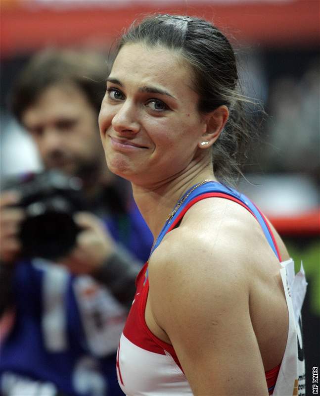 Ruská tykaka Jelena Isinbajevová po neúspném pokusu o vylepení svého svtového rekordu na halovém atletickém Mítinku svtových rekordman v Praze