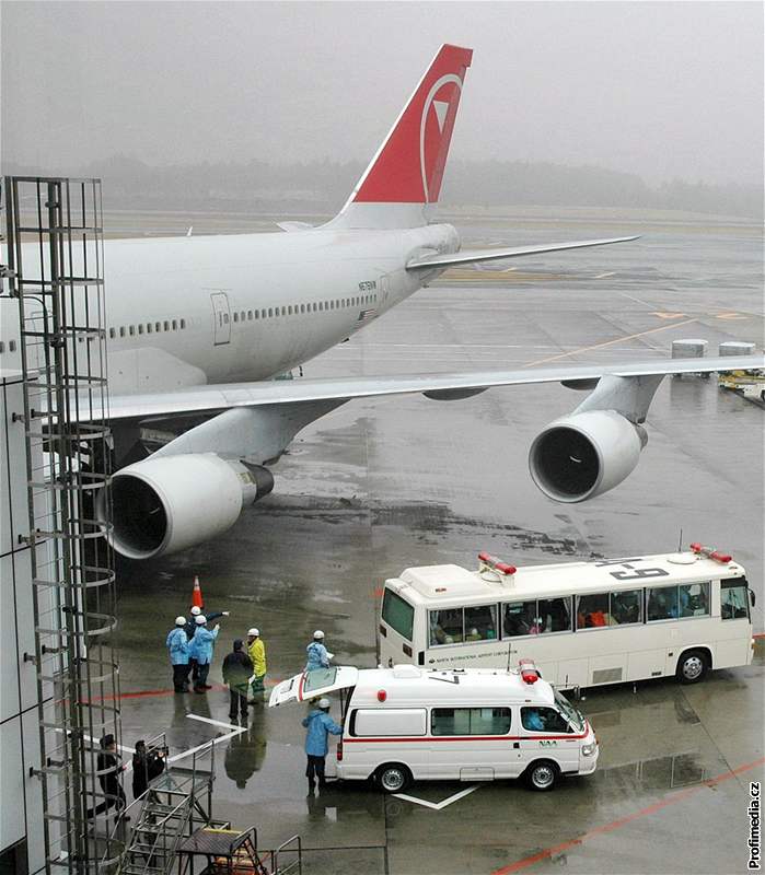 Sanitka na tokyjském letiti Narita eká na cestující letadla Northwest Airlines, kteí se zranili pi turbulencích. (20. únor 2009)