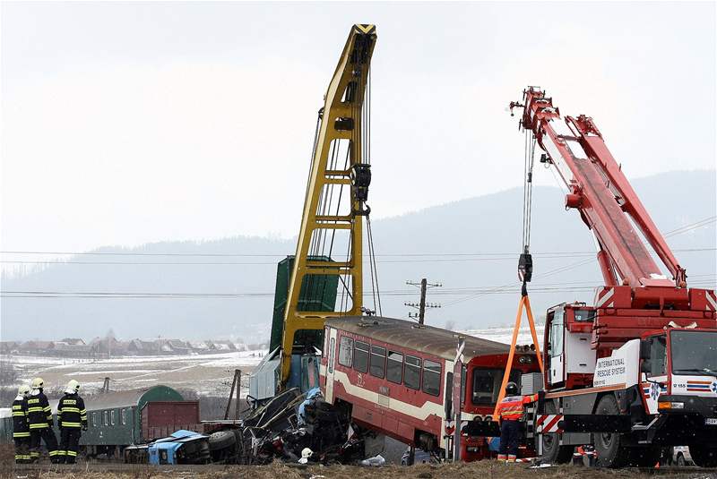 Jeáby nadzdvihly motorák, který vykolejil po sráce s autobusem. (21. února 2009)