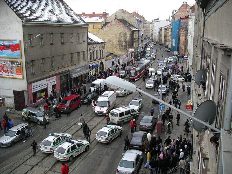 V Brně se v ulici Cejl popraly desítky Romů.