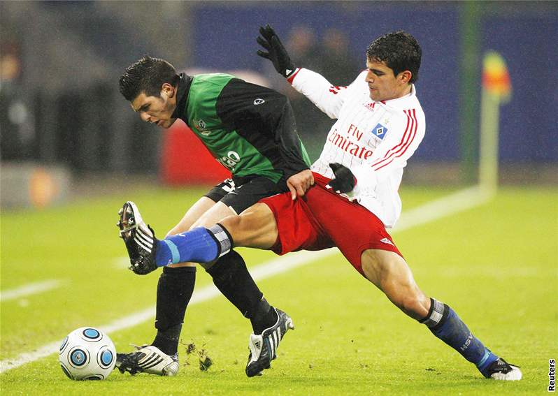 Massimo Ambrosini z AC Milán (vpravo) se snaí zastavit útonou akci Brém, kterou táhne Diego. Jako tým AC Milán rozhodn neuspl. Vypadl.
