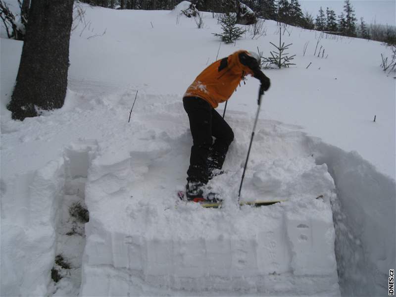 Instruktor Tomá Obtulovi ukazuje, jak poznat, zda je sníh stabilní nebo se utrhne.