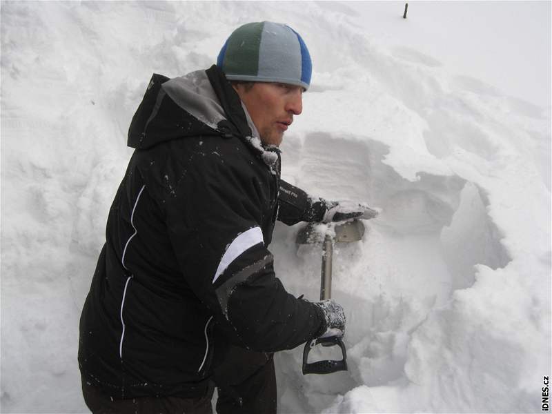 Instruktor Pepek Milfakt ukazuje, jak poznat, zda je sníh stabilní nebo se utrhne.
