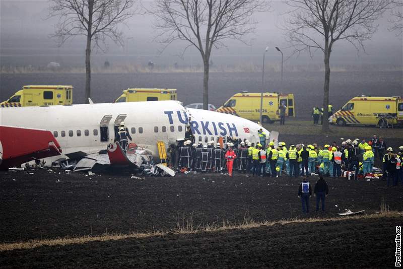 Boeing 737 letecké spolenosti Turkish Airlines se zítil nedaleko Amsterdamu