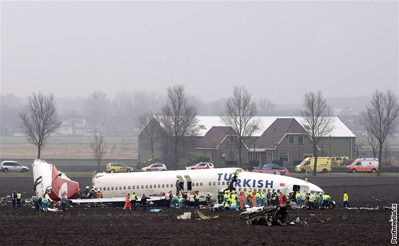 Boeing 737 letecké spolenosti Turkish Airlines se zítil nedaleko Amsterdamu