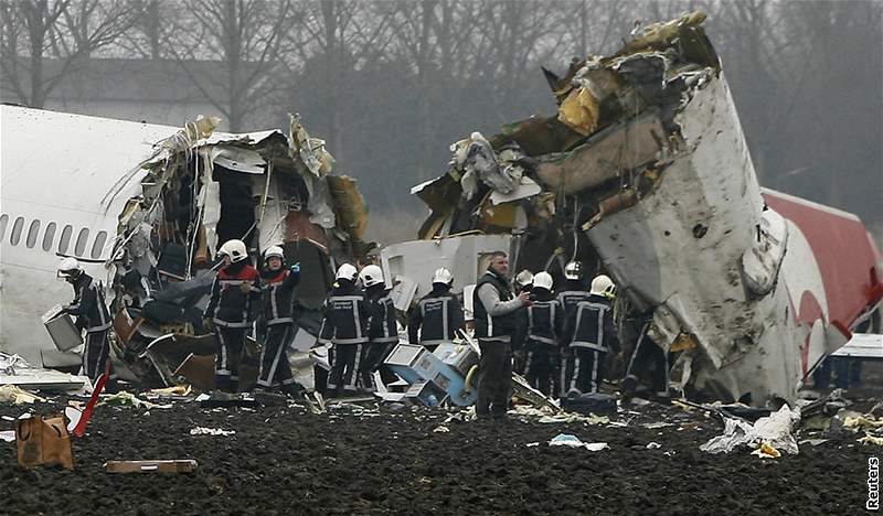 Boeing 737 letecké spolenosti Turkish Airlines se zítil nedaleko Amsterdamu