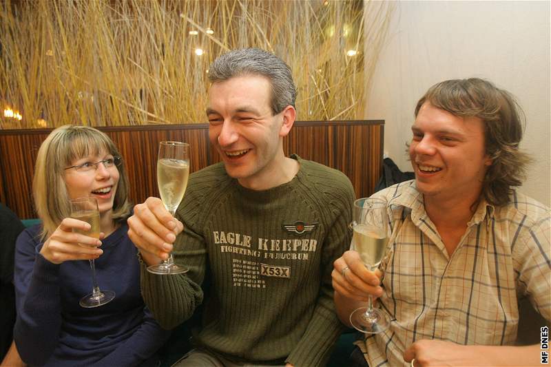 Osmadvacetiletý bratr nové eské miss Ivety Lutovské Martin (uprosted) s kamarády v jednom teboském baru 
