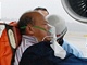 Zchrani penej na tokijskm letiti pasara letadla Northwest Airlines, kter se zranil pi turbulencch. (20. nor 2009)