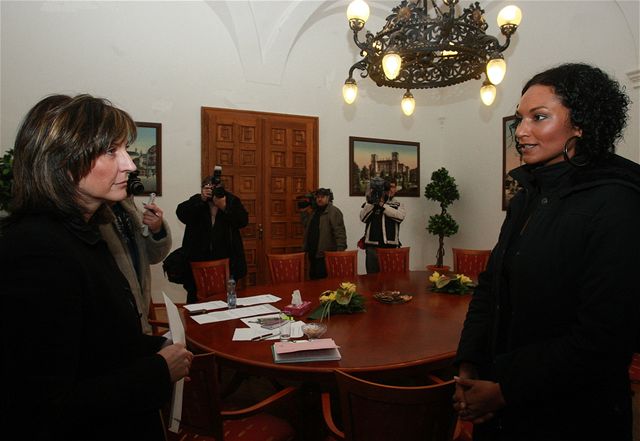Mluví ministra Kocába Lejla Abbasová u primátorky Chomutova Ivany ápkové (23. února 2009)