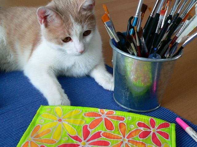 Některé kočky láká vůně barev na hedvábí, možná tedy budete mít při malování dobrovolné pomocníky jako naše autorka.