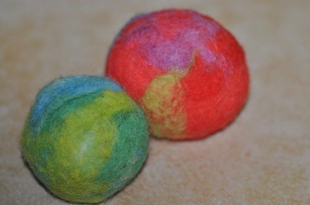 Hotové antistresové filcové míčky, použitelné jako hračka pro menší děti i jako hakisak pro děti větší. 
