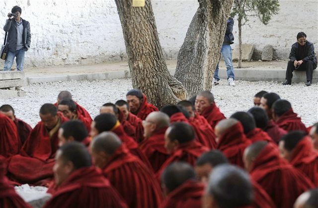 Tibetské mnichy na kadém kroku hlídají policisté v civilu. (na pozadí)