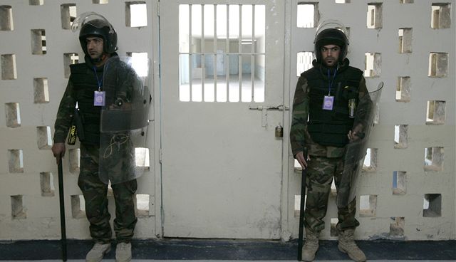 Irácká vláda tvrdí, že od nynějška už nebude za mřížemi věznice Abú Ghrajb docházet k týrání. Areál má také nové jméno: Centrální bagdádská věznice.