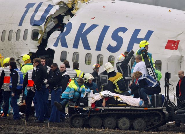 Boeing 737 letecké spolenosti Turkish Airlines se zítil nedaleko Amsterdamu