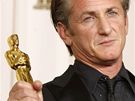 Oscar 2008 - Sean Penn se zlatou sokou za herecký výkon ve filmu Milk