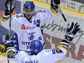 Liberec - Vítkovice, Ji�í Burger a Roman �imí�ek (zády) se radují z prvního gólu Vítkovic.